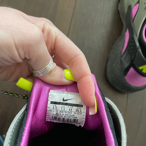 Nike Air Huarache women’s 8.5 US limited release color - Picture 3 of 5